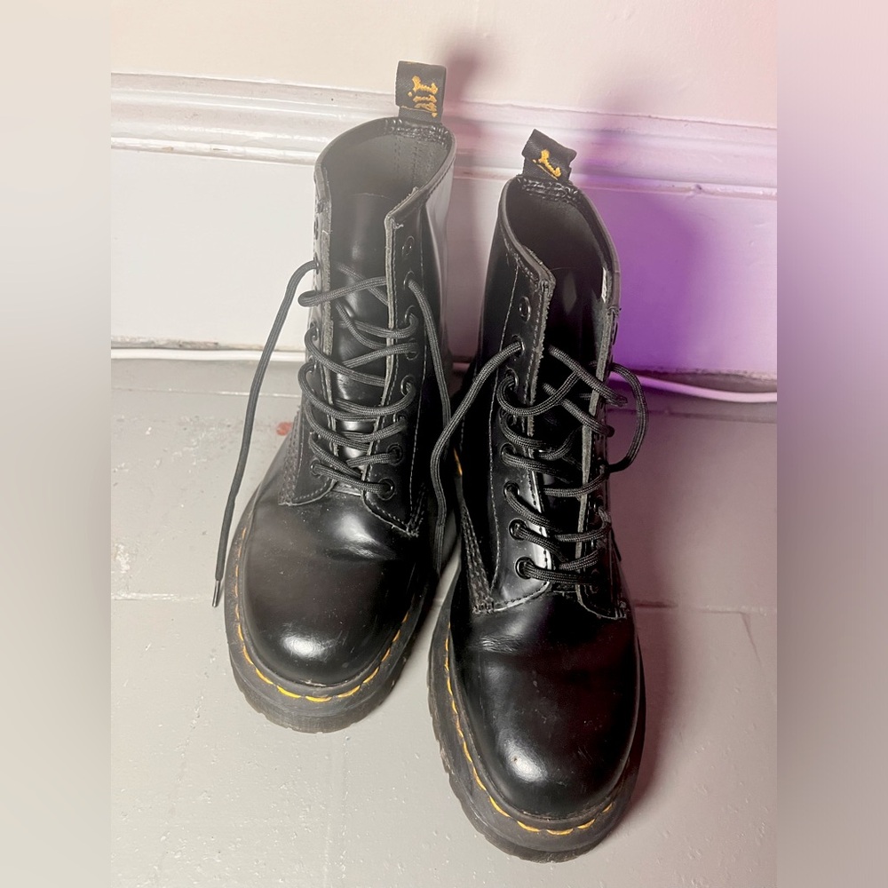 Black Dr. Martens 1460 BEX SMOOTH LEATHER LACE UP BOOTS. Size W 8